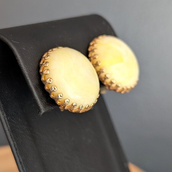 Pale lemon yellow and white swirl design vintage clip on earrings - Picture 3 of 6